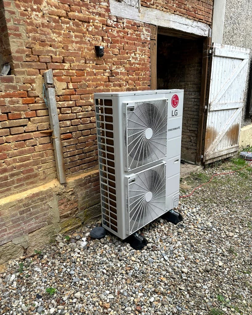 Pompe à chaleur LG Therma V sur bâtiment en pierre