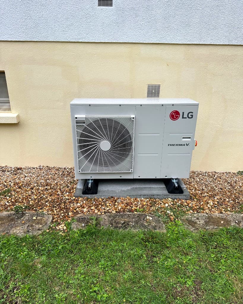 Pompe à chaleur LG Therma V avec gravier décoratif